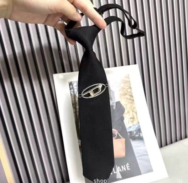 Design D letter Tie